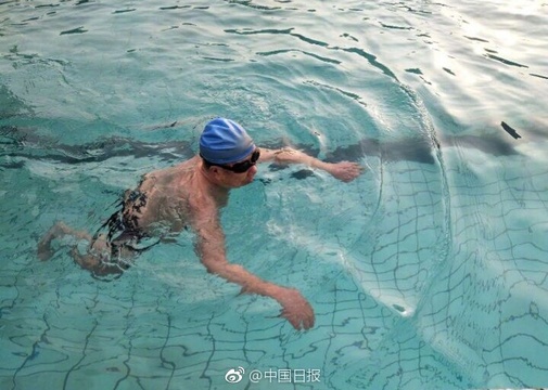 洛阳92岁老人砸冰冬泳,每天两次,坚持30年!(4) 第4页