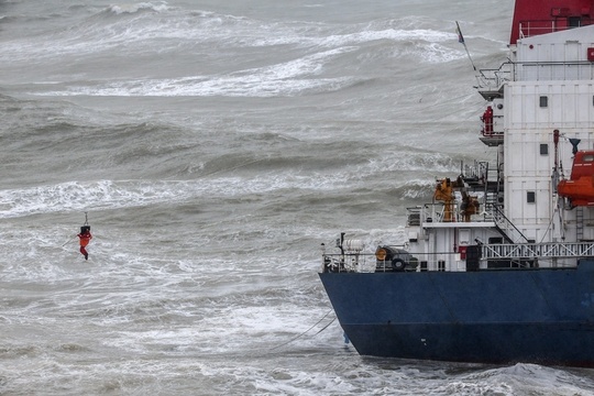 土耳其海域货船搁浅 救援人员展开营救 第1页