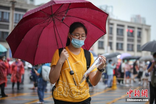 暴雨袭击江西南昌 考生雨中从容赴考(2) 第2页