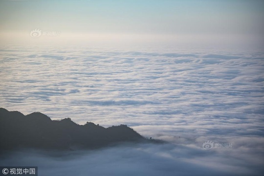 贵州黔东南现云海景观 苗岭山麓云蒸雾绕美景如画 第1页