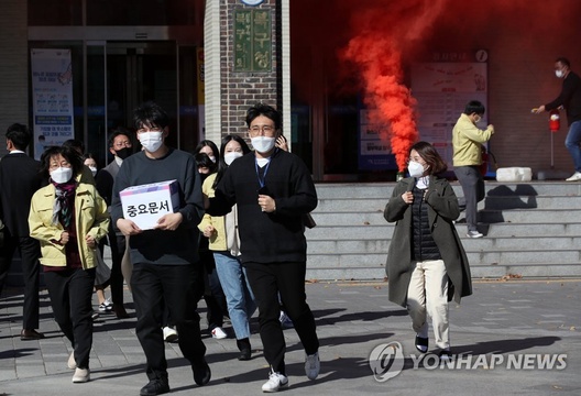 韩国迎第58个消防日 消防队员展开突击演练【组图】(10) 第10页