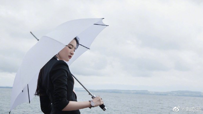 刘亦菲打伞的图片图片
