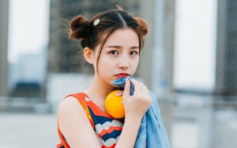橙子少女清新靓丽街头写真-美了么