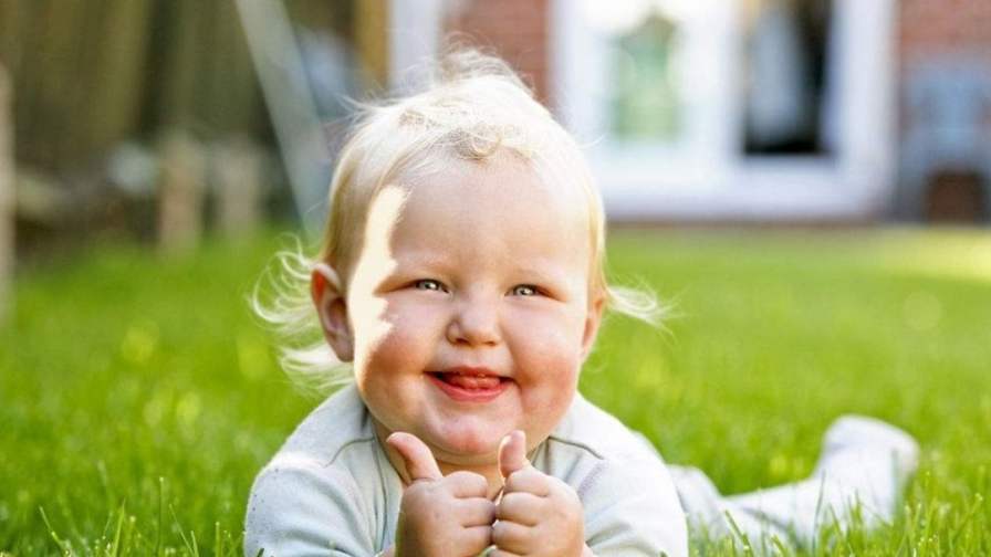 Радоваться результатам. Жизнь прекрасна и удивительна. Радость достижения. Радостная девочка. Улыбнись жизнь прекрасна.