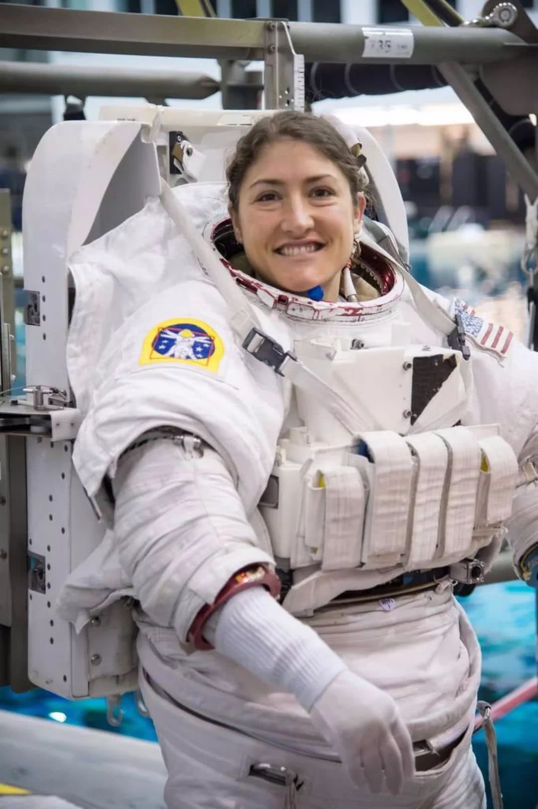 美国两位宇航员创下太空新纪录首次全女性太空行走7小时17分