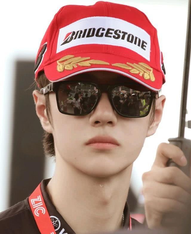王一博退赛后躲头盔中流泪车队经理对他的评价一针见血