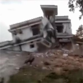 印度一警察局在洪水中垮塌