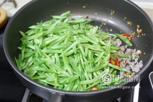 小炒四季豆的做法 每日一食：一学就会的『家常小炒四季豆』。