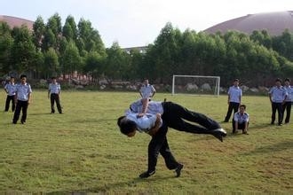 四,抱臂背摔 动作要领:进步同时,左手向外挡抓,掌心向外,右脚向左前