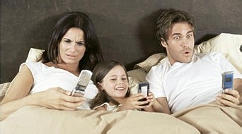晚上躺在床上玩手机的危害 晚上在床上玩手机的怎么更能降低危害