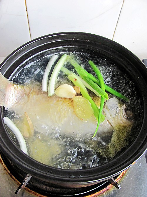 坐月子鲫鱼汤的做法下奶 鲫鱼汤的做法产妇月子餐下奶