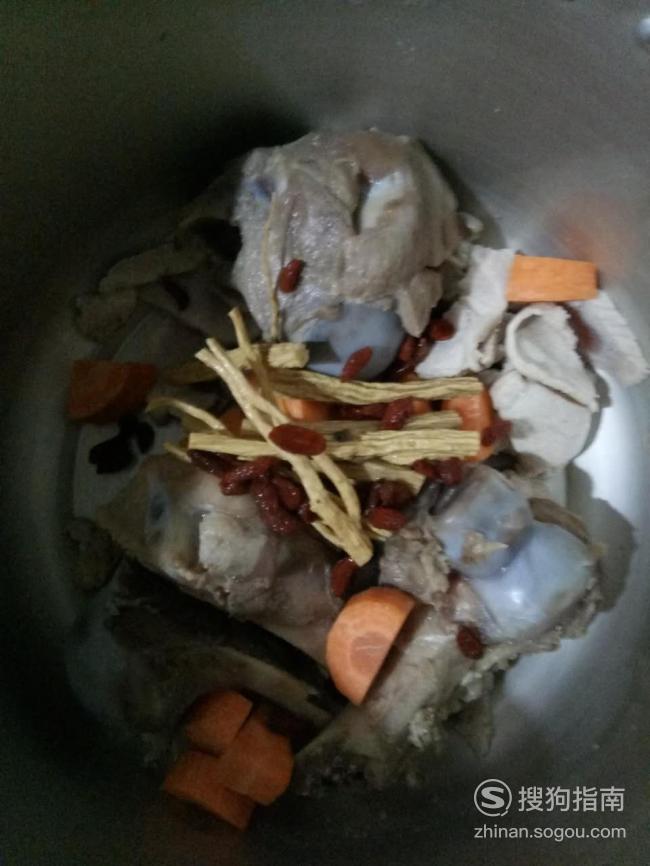 茶树菇筒子骨汤的做法 茶树菇筒骨汤的家常做法优质