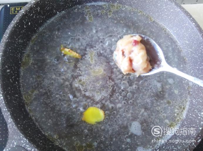 鱼丸汤最简单做法 自做的鱼丸，鱼丸滚香菜汤的做法优质